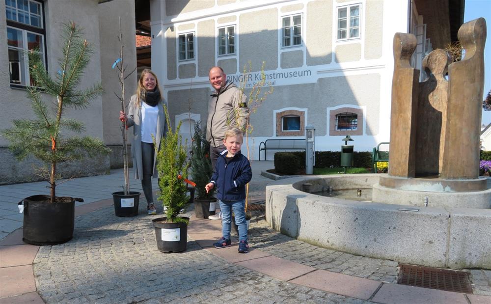 Konstantin Schachinger freut sich mit seinen Eltern über seinen Lebensbaum