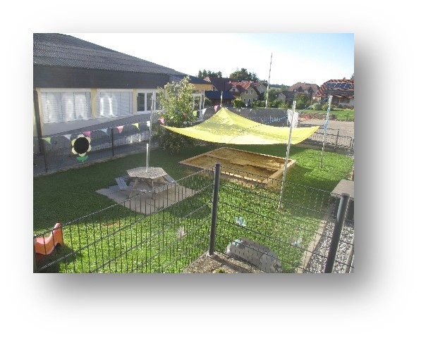 ein Hinterhof mit einem Zaun und einem Haus